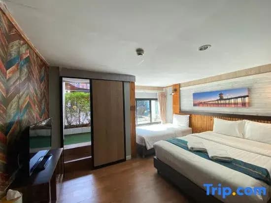Standard Triple room with pool view