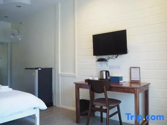 Deluxe room with balcony and with pool view