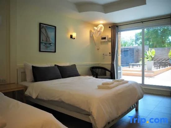 Deluxe Triple room with pool view