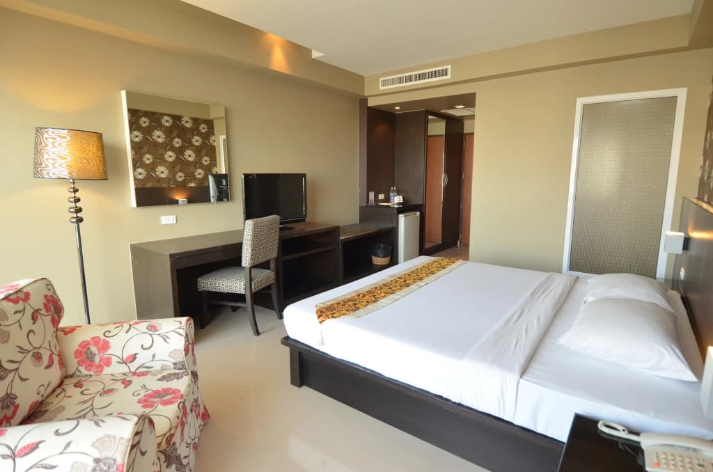 Deluxe room with pool view