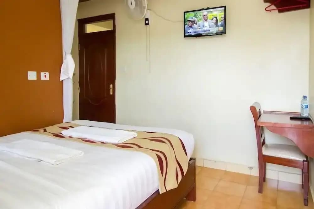 Deluxe Double room with city view full double bed