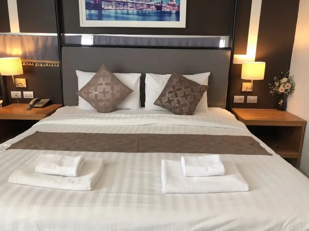 Deluxe room with balcony and with pool view