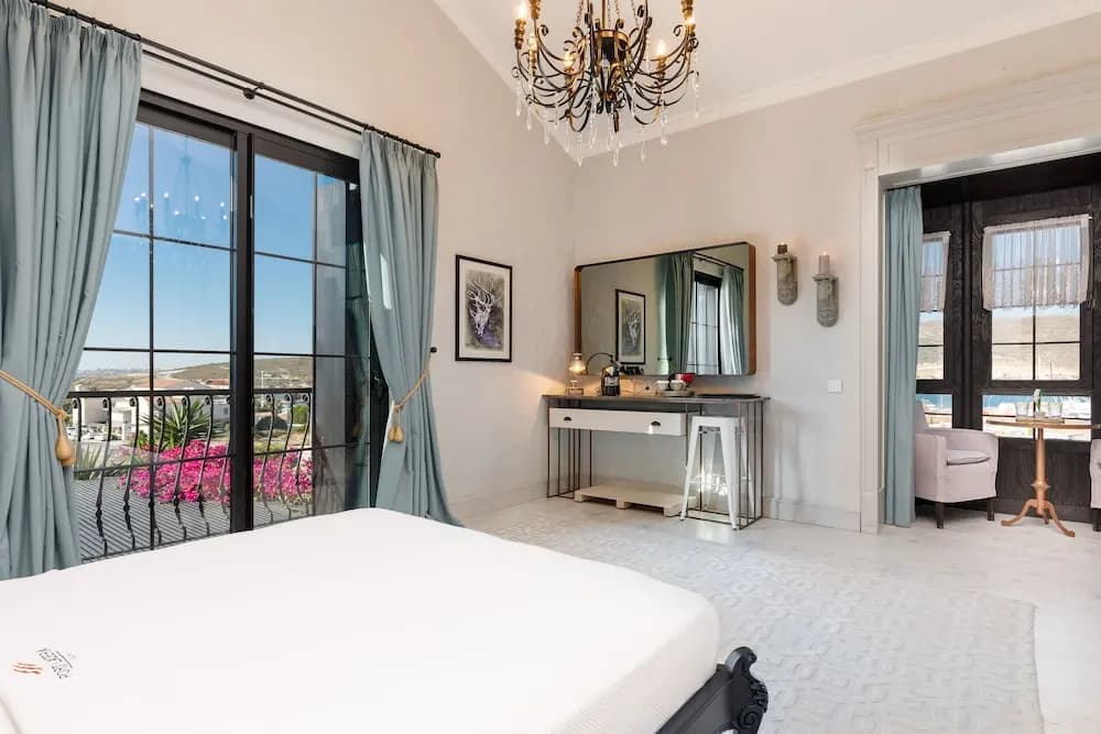 Deluxe Double room with balcony and with harbour view full double bed