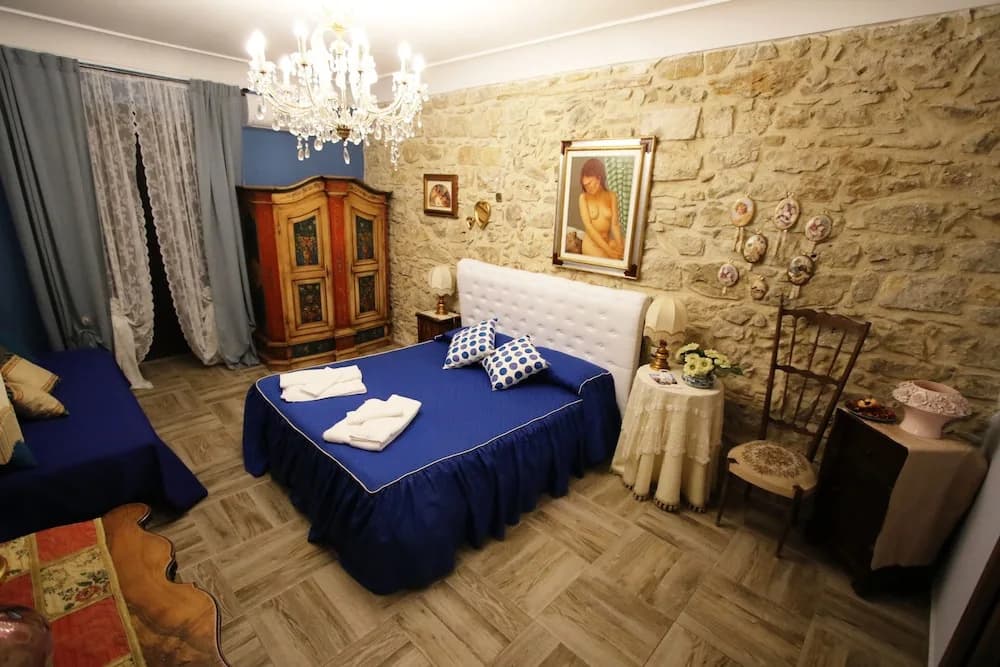 Deluxe Double room with balcony full double bed