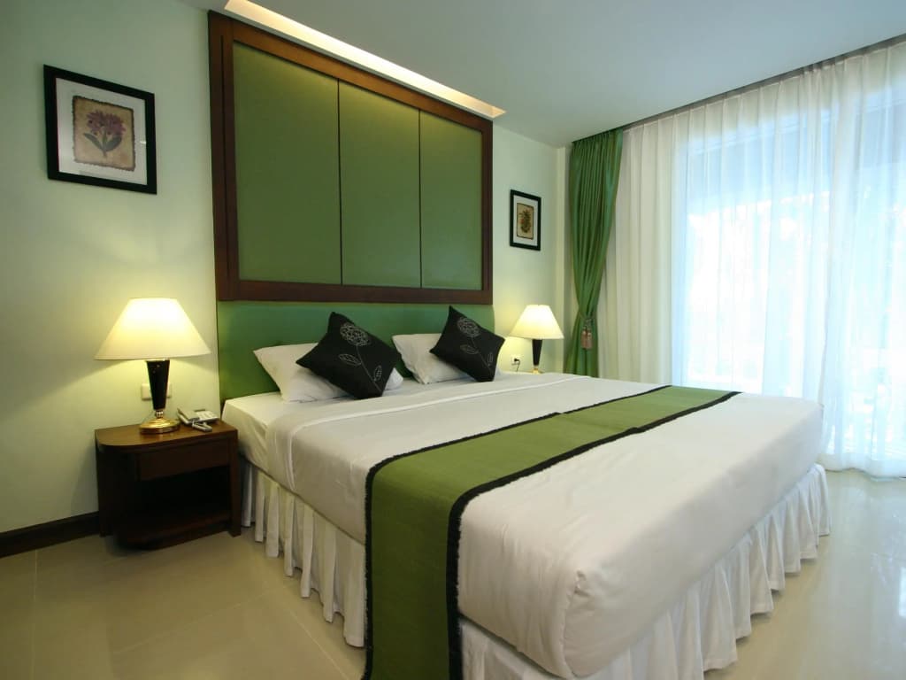 Deluxe room with pool view