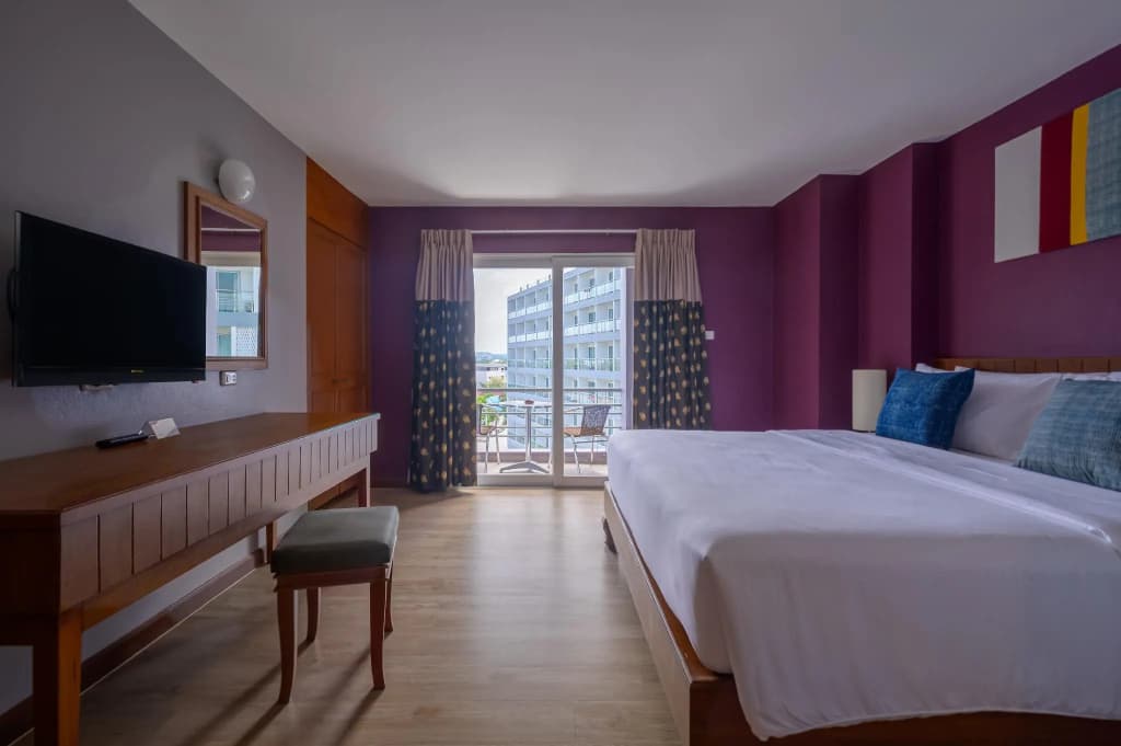 Deluxe Double room with pool view full double bed