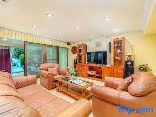 5 Bedrooms Villa with garden view