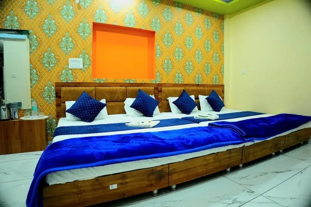Deluxe Quadruple room with city view