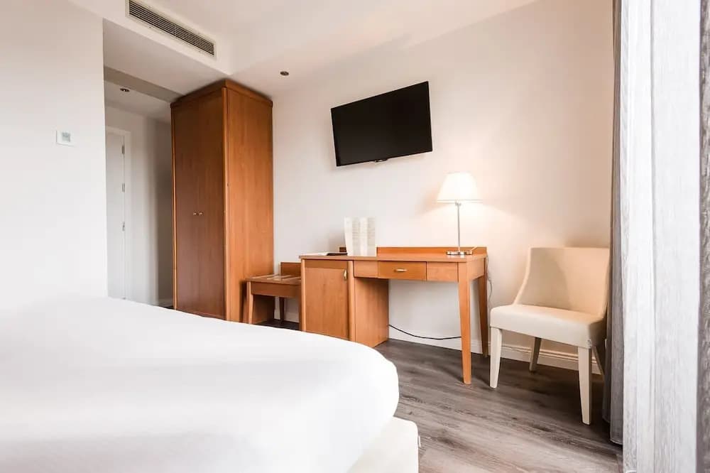 Comfort room with balcony