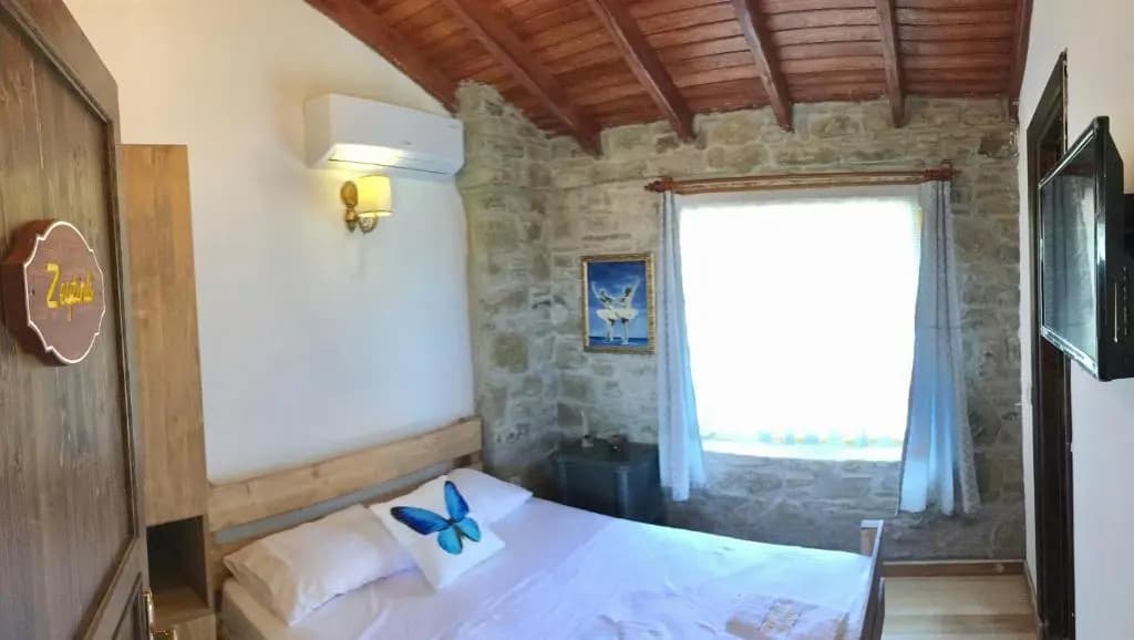 Standard Double room with mountain view full double bed