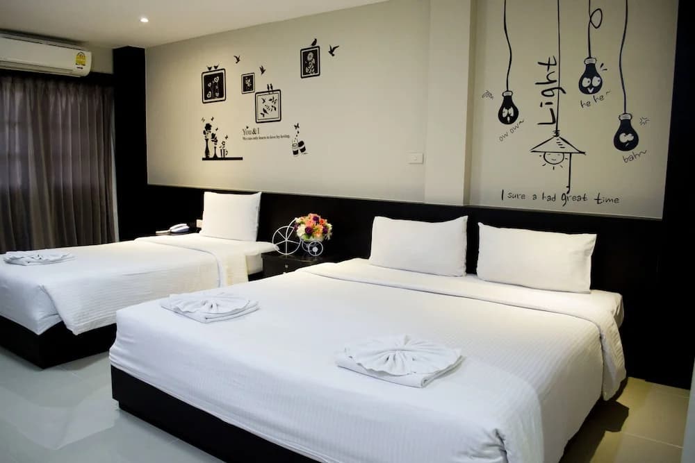 Standard Triple room with partial view