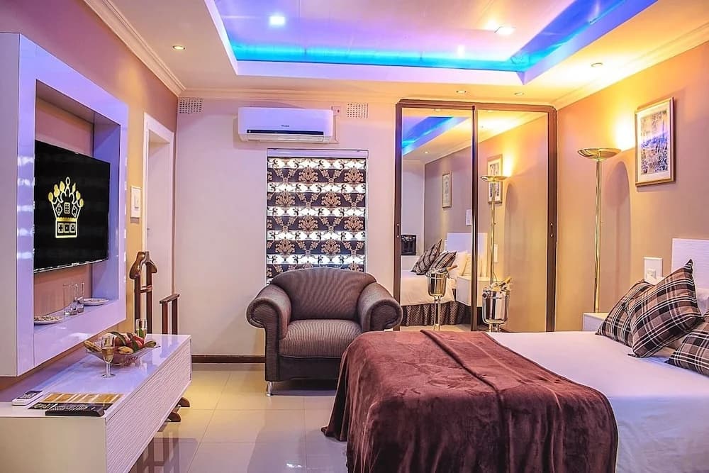 Executive Double Suite with garden view full double bed