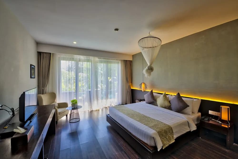 Superior room with balcony and with pool view