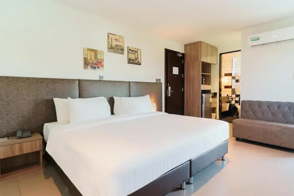 Deluxe Double room with balcony and with city view full double bed