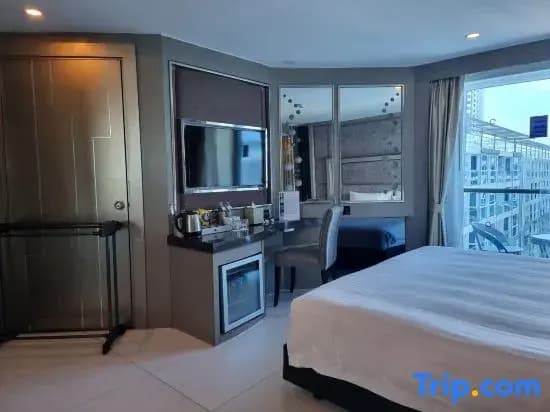 Deluxe Double room with balcony and with pool view full double bed