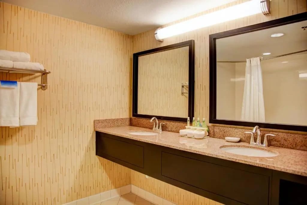 1 Bedroom Double Suite full double bed