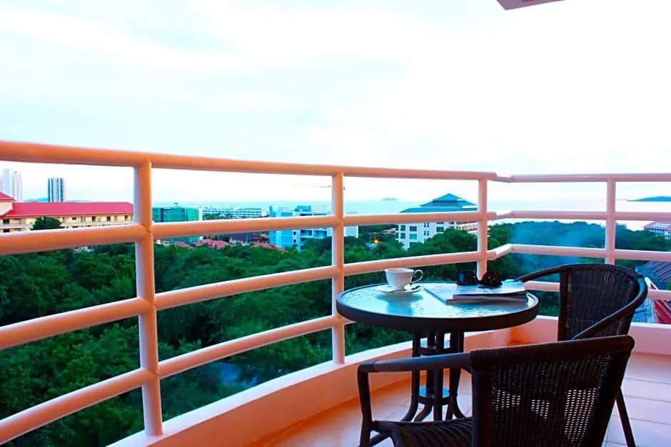 Deluxe Double room with pool view full double bed