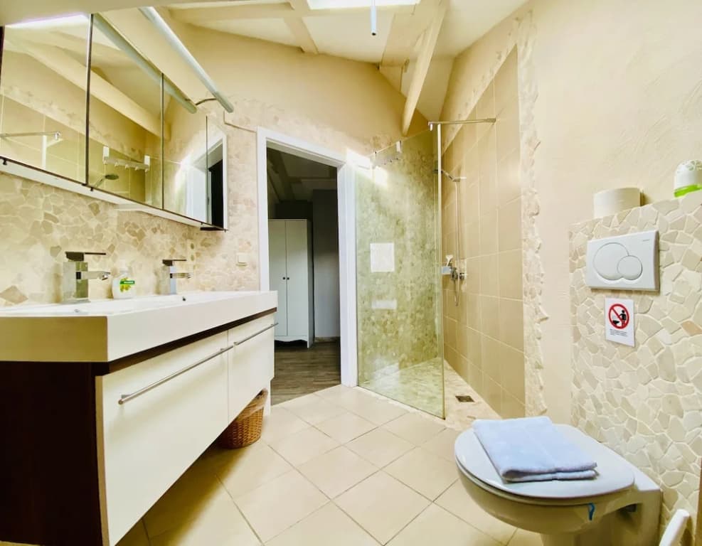 2 Bedrooms Classic Apartment with balcony and with mountain view
