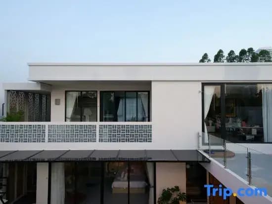 5 Bedrooms Villa