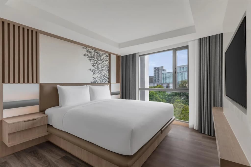 1 Bedroom Deluxe Double Suite with city view full double bed