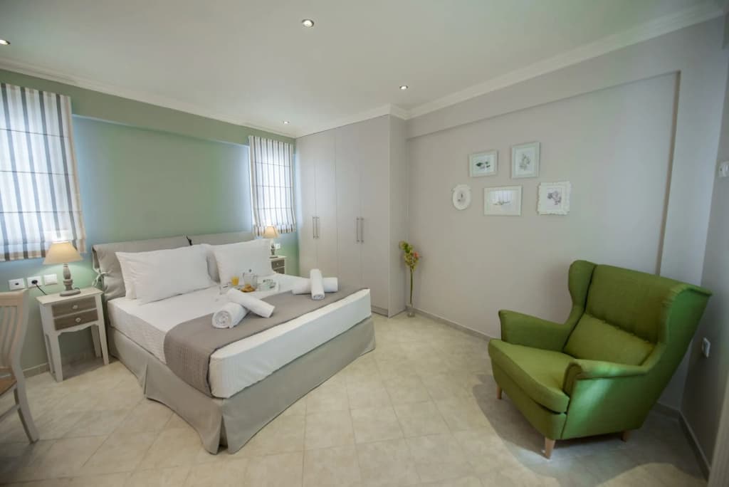 Executive Suite with pool view