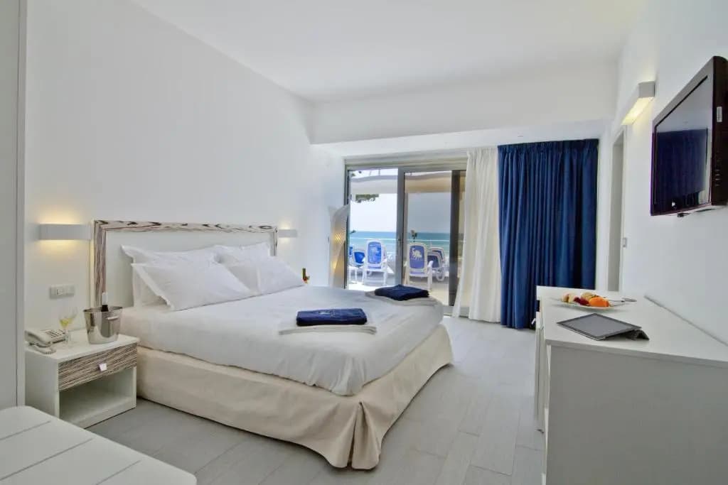 Standard Double room with sea view full double bed