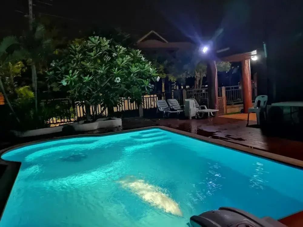 Cottage with pool view