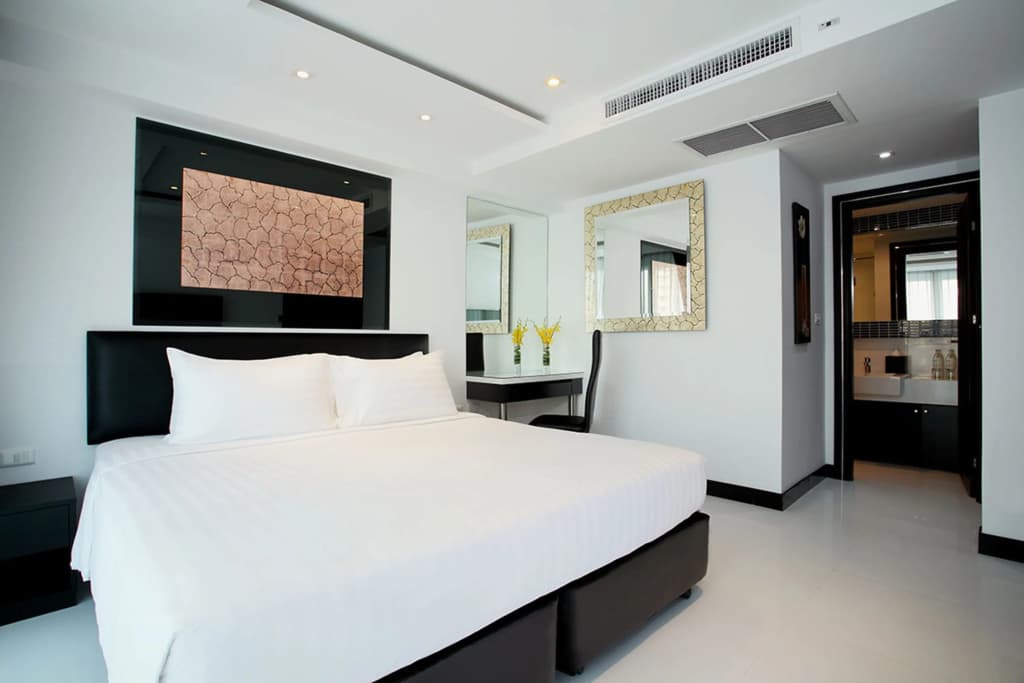 1 Bedroom Superior Double Suite with balcony and with city view full double bed