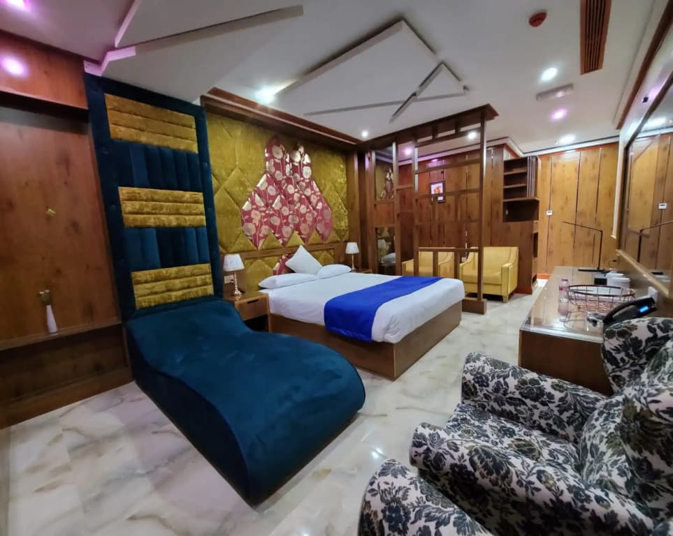 Deluxe Double room with city view full double bed