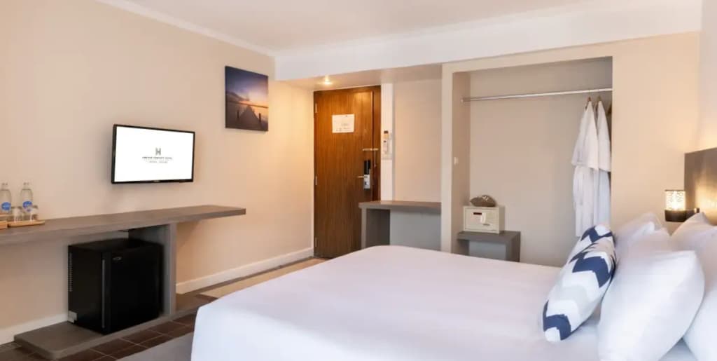 Deluxe Double room with balcony and with pool view full double bed