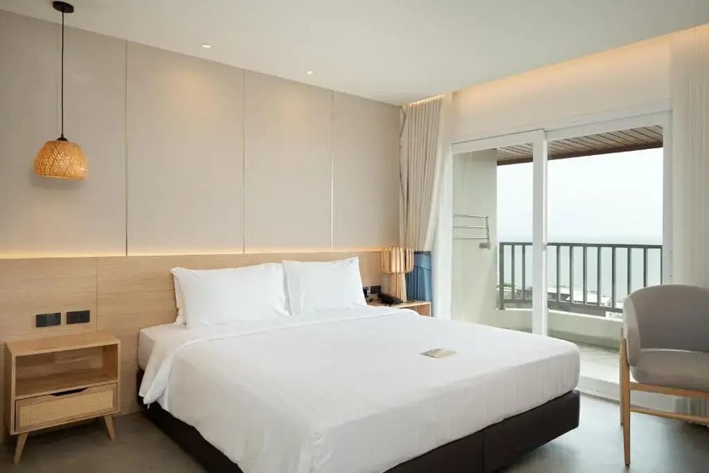 Deluxe Double room with balcony and with sea view full double bed