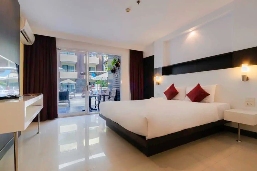 Deluxe Pool Access Double room full double bed