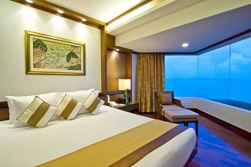 Double Suite full double bed