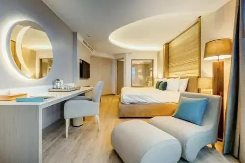 Deluxe Corner Double room with sea view full double bed