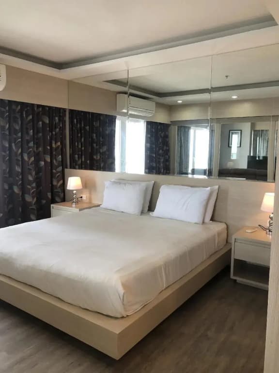 Corner Double Suite with sea view full double bed