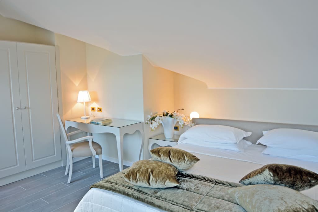 Double Attic Suite full double bed