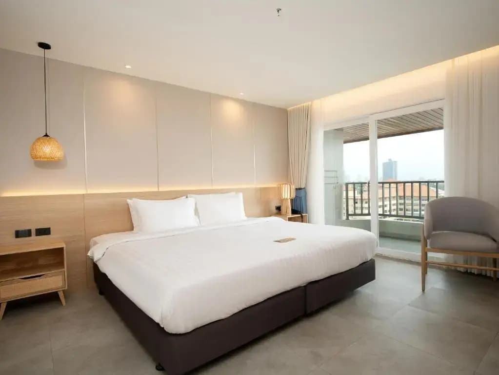 Deluxe Double room with pool view full double bed
