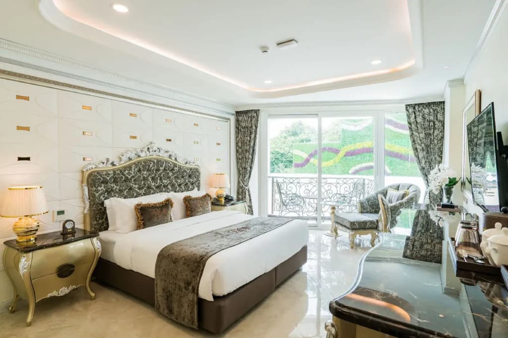 Deluxe room with pool view full double bed