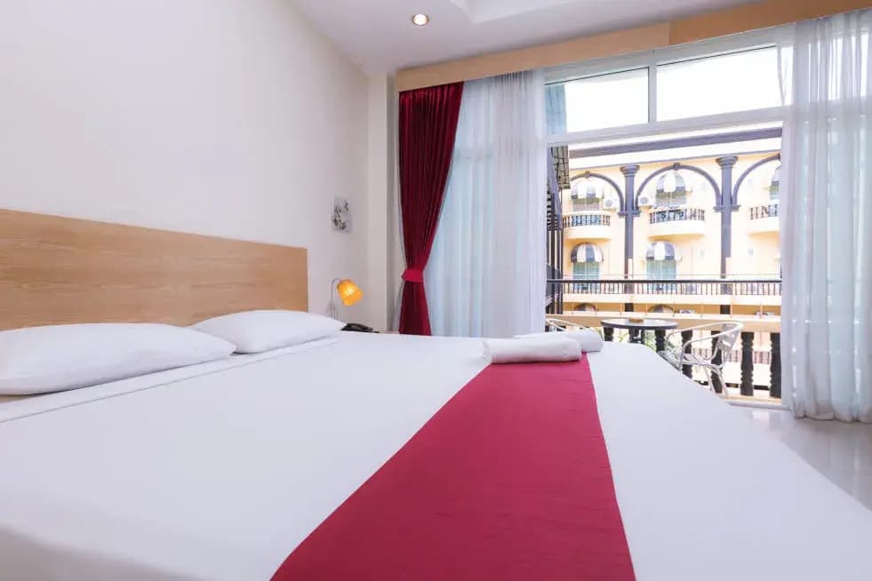 Deluxe Double room with pool view full double bed