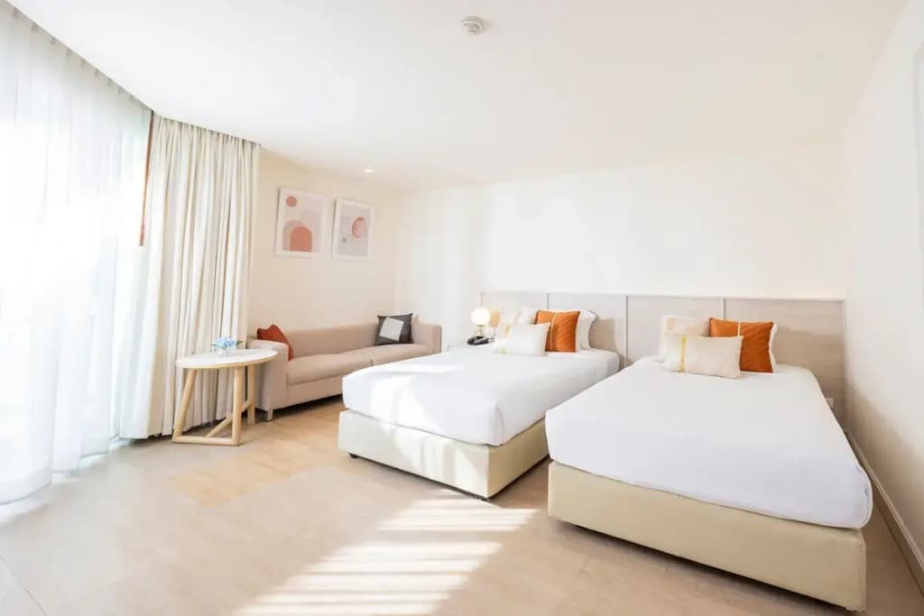 Deluxe Double room with city view twin beds