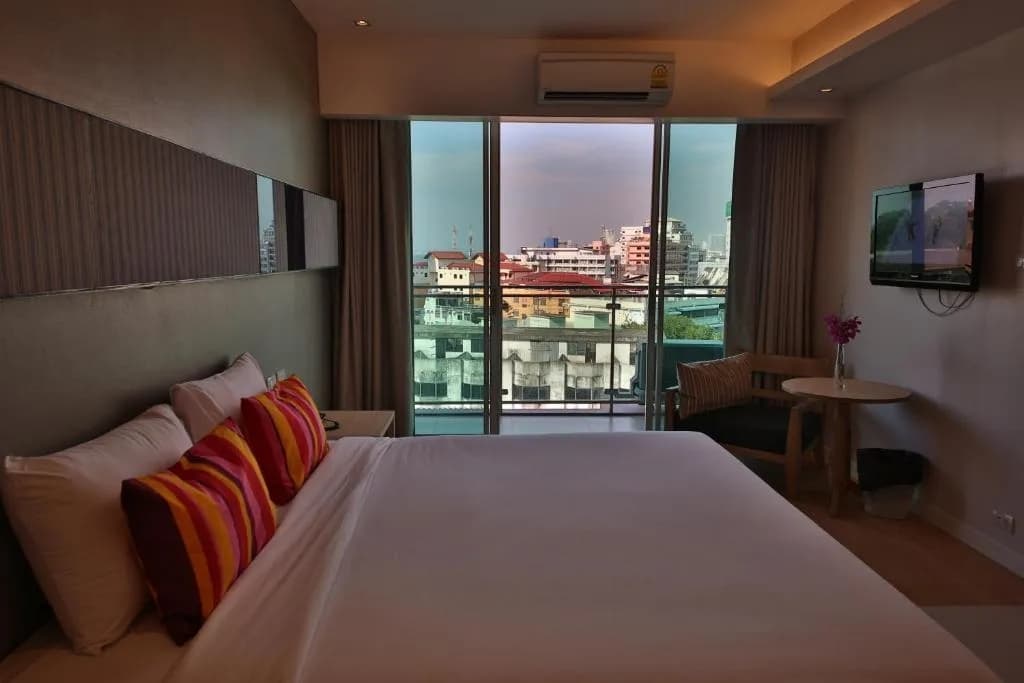 Sun Deluxe Double room with balcony and with city view full double bed