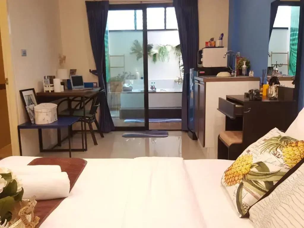 Deluxe Double Suite full double bed