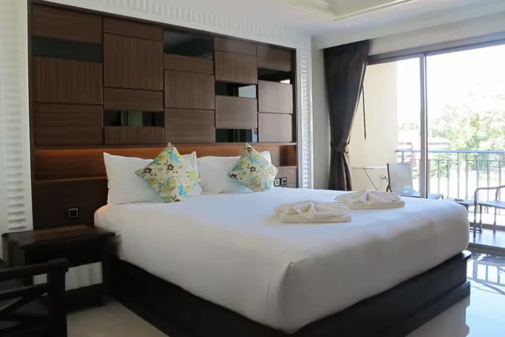 Deluxe Double room with city view full double bed