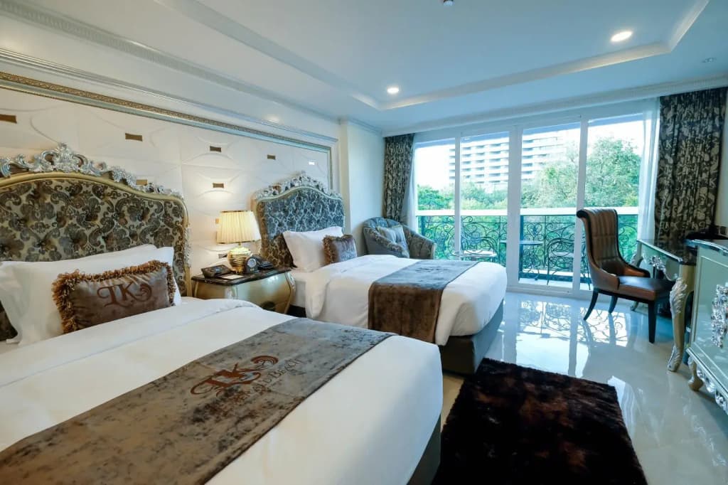 Deluxe room with city view twin beds