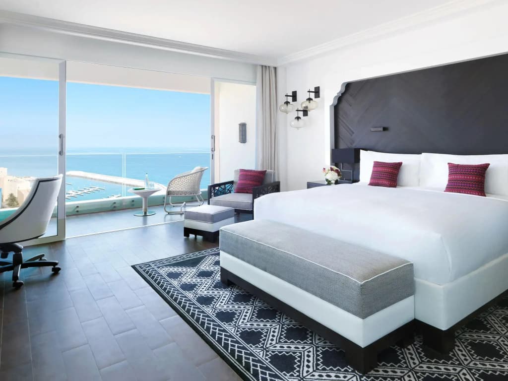 Fairmont Double room with marina view full double bed