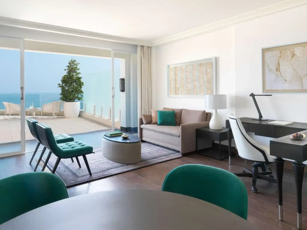 1 Bedroom Deluxe Double Suite with ocean view full double bed