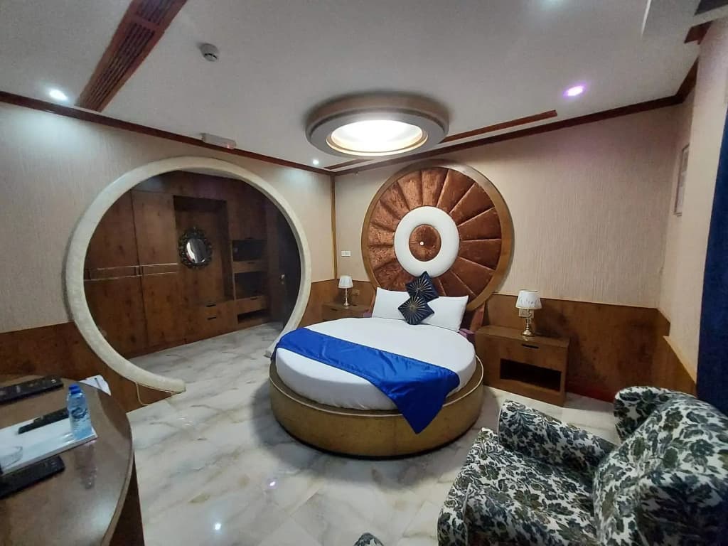 Double Master Suite full double bed