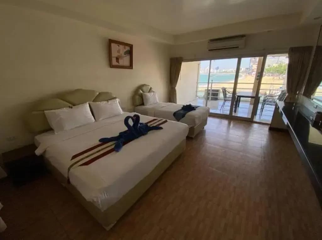Deluxe Triple room with balcony and with sea view