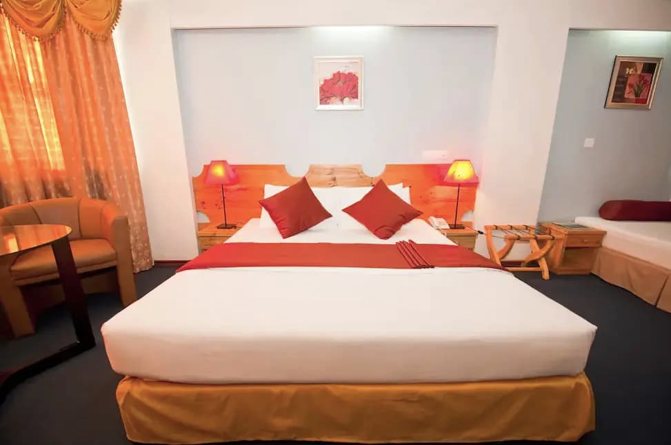 Executive Double Club Suite full double bed