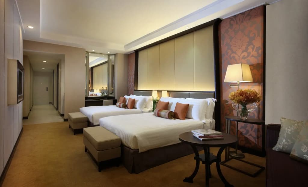 Grand Quadruple Club room